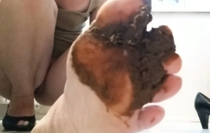 nastygirl pooping and smearing poo with foot