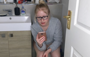 poogirlsofia talking on the toilet whilst shitting